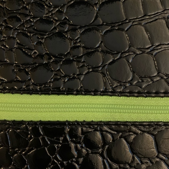 Small Makeup Junkie Bag - Picture 4 of 7